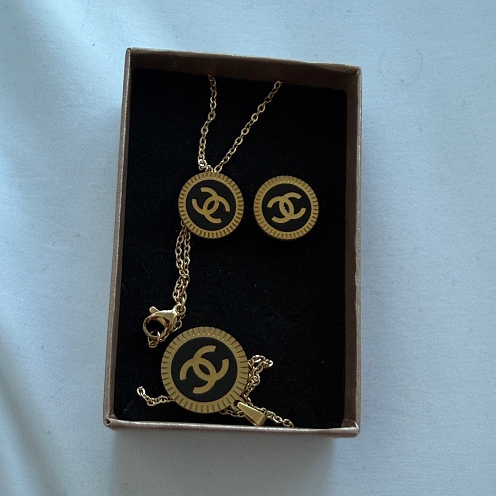 Gold and Black Necklace Set